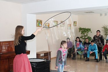 Депутат дарит детям улыбки