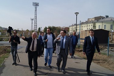 Сергей Бабин проинспектировал ход реконструкции Новотроицкого городского парка