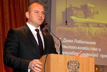 Сергей Салмин поздравил грачевских аграриев