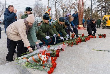 Оренбуржцы почтили память Героев Отечества