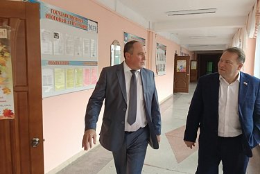 Депутаты поздравили учителей