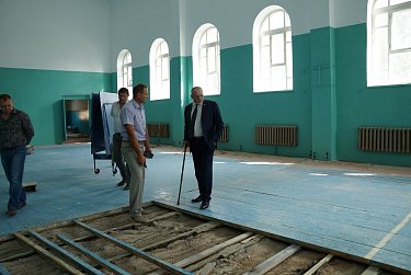 Иван Дикман проверил ход ремонта спортивного зала