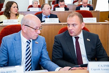 Оренбургские парламентарии рассмотрели более 30 вопросов