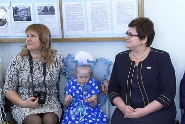 Депутаты дарят детям праздник