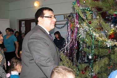 Депутаты дарят детям праздник