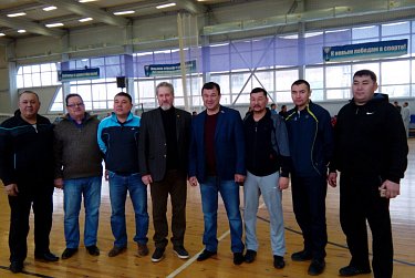 На волейбольной площадке ветераны