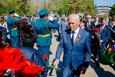 Торжественная церемония началась с минуты молчания