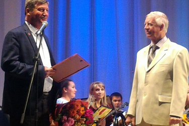 Владимир Фролов поздравил артиста Александра Зазулина с юбилеем