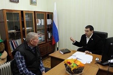 Взрослым - консультация, детям - подарки 