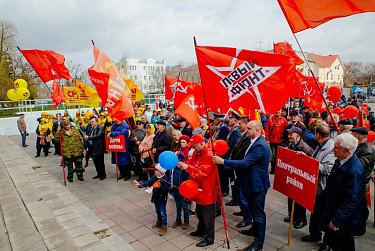 Фракции КПРФ и «Справедливая Россия» прошли объединенной колонной