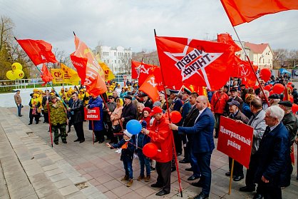 Фракции КПРФ и «Справедливая Россия» прошли объединенной колонной