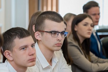 Студенты на экскурсии в областном парламенте