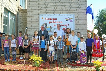 Школьные ранцы привез депутат 