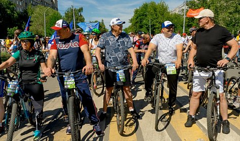 Депутаты пересели на велосипеды