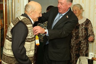 В канун Нового года депутаты поздравляют оренбуржцев