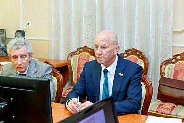 Депутат Геннадий Аверьянов на заседании экспертного совета