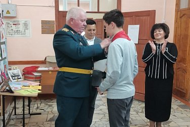 Школьники вступают в пионеры 