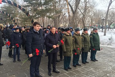 Депутаты возложили цветы к мемориалам воинской доблести