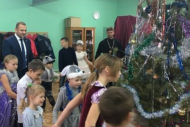 Сергей Салмин поздравил с новогодними праздниками жителей своего округа