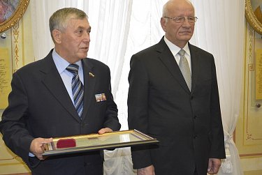 Надыру Ибрагимову вручена Почетная грамота Президента России