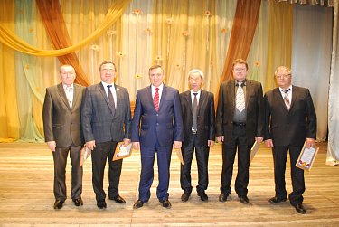 Упорно трудиться - будет хлеб в закромах водиться