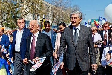 Мир, Труд, Май!