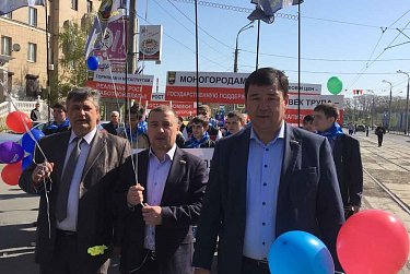 В праздничной колонне – депутаты 