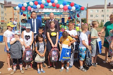 В подарок от депутата спортивная площадка и школьные ранцы