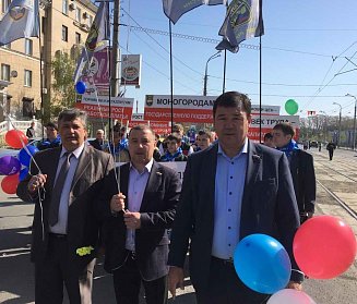 В праздничной колонне – депутаты