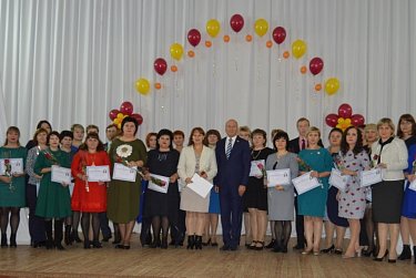 Педагоги принимают поздравления с профессиональным праздником