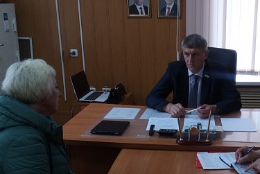Жители отдаленных районов Оренбуржья на приеме у депутата