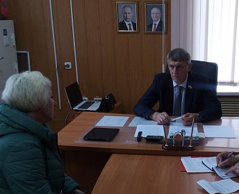 Жители отдаленных районов Оренбуржья на приеме у депутата