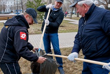Депутаты на субботнике