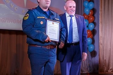 Иван Дикман поздравил сотрудников пожарно-спасательной части