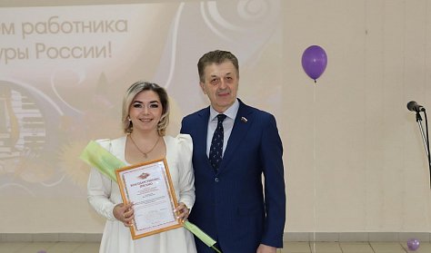 Владимир Окшин поздравил работников культуры