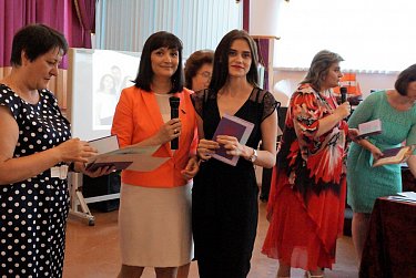 Оксана Набатчикова поздравила выпускников  