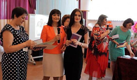 Оксана Набатчикова поздравила выпускников  
