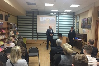 Депутаты вручили юным гражданам паспорта 