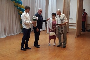 Депутат Олег Ванчинов поздравил семейные пары 