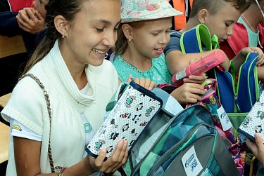 «Августовский десант» доставил школьные ранцы