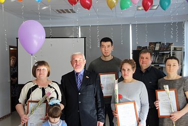 Молодым семьям илекчан вручены свидетельства на получение социальных выплат на жилье