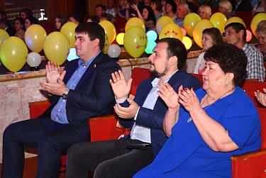 Выпускники оренбургских лицеев принимают поздравления