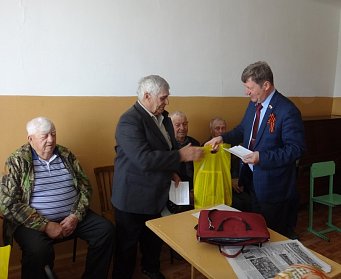 С пожеланиями здоровья и долголетия
