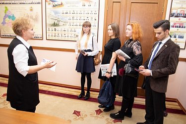 Экскурсия в областном парламенте для школьников из Орска