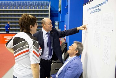 Виктор Купчик пожелал теннисистам клуба «Факел-Газпром» победы