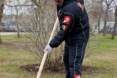 Депутаты на субботнике