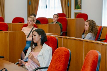 Школьники – на экскурсии в парламенте региона