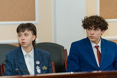 Гимназисты в депутатских креслах