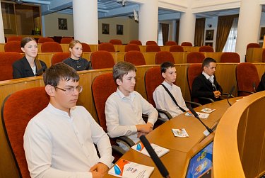 Школьники на экскурсии у законодателей