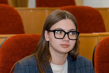 Гимназисты в депутатских креслах